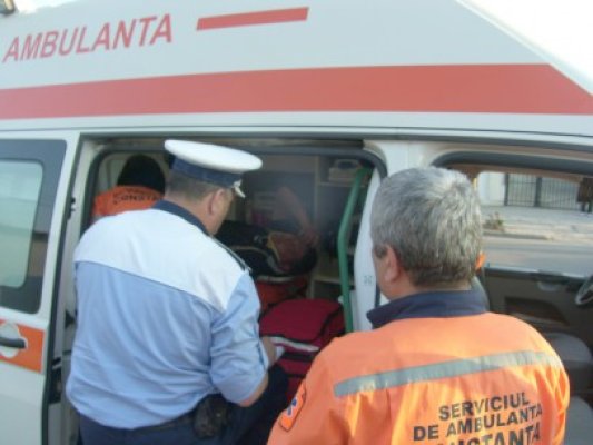 A întors pe linia dublă continuă şi a băgat în spital mai multe persoane